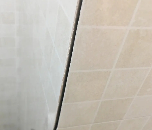 解放瓷砖空鼓维修公司分享阳台瓷砖脱落的修复过程可以分为以下几个步骤
